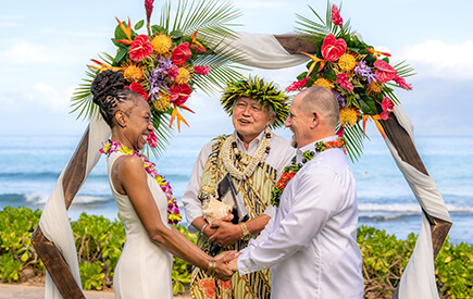 Enjoy a Hawaiian wedding with an authentic Kahu